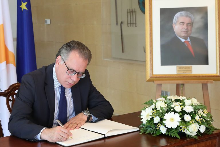 Προεδρικό Μέγαρο Ο βουλευτής της Νέας Δημοκρατίας κ. Γιώργος Κουμουτσάκος υπογράφει το βιβλίο συλλυπητηρίων για τον τέως Πρόεδρο της Δημοκρατίας Δημήτρη Χριστόφια, στο Προεδρικό Μέγαρο. // Presidential Palace The member of New Democracy part in the Greek Parliament Mr Giorgos Koumoutsakos signs the book of condolences for the former President of the Republic Demetris Christofias, at the Presidential Palace.
